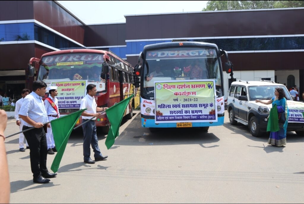 महिला स्वयं सहायता समूह के सदस्यों का दिशा दर्शन भ्रमण, कलेक्टर  शर्मा ने हरी झंडी दिखाकर भ्रमण दल को किया रवाना, दी शुभकामनाएं