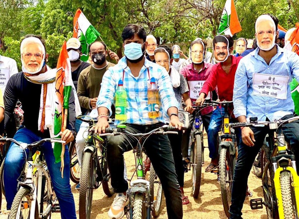 पेट्रोल-डीज़ल के दामों में वृद्धि के पीछे ‘पैसों में भटका, रुपयों में झटका’ फ़ार्मूला