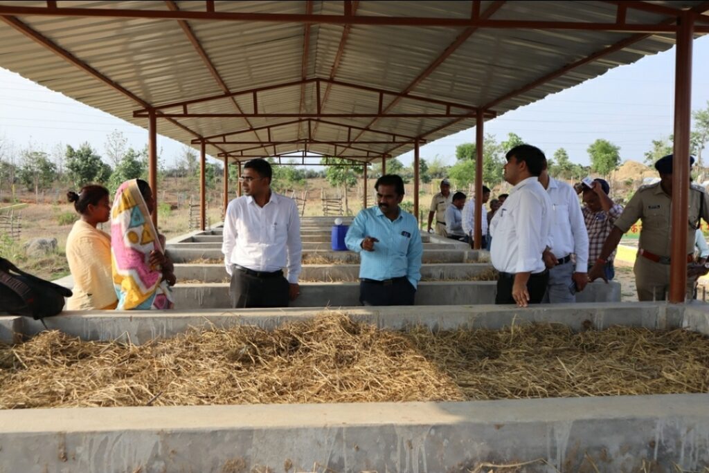 प्रभारी सचिव  एस प्रकाश पहुंचे मझगवां गौठान, पपीता एवं एलोवेरा उत्पादन का किया अवलोकन, इस प्रयास के लिए प्रशासन की सराहना की’