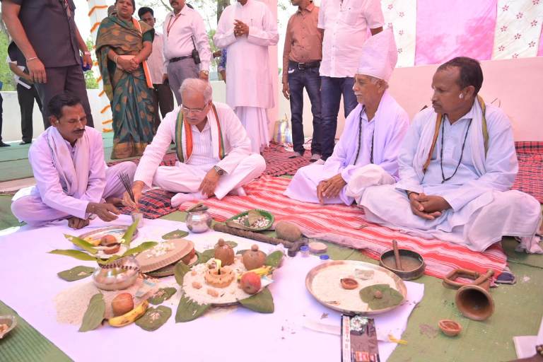 मुख्यमंत्री ने नवापाराकला स्थित कबीर चौरा में पूजा-अर्चना कर प्रदेश की सुख-समृद्धि एवं खुशहाली की कामना की