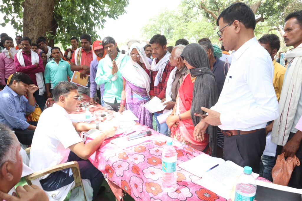 ग्राम पंचायत शेरी में जनचौपाल में आमजनों के बीच पहुंच कलेक्टर ने शासन की जनकल्याण कारी योजनाओं की दी जानकारी