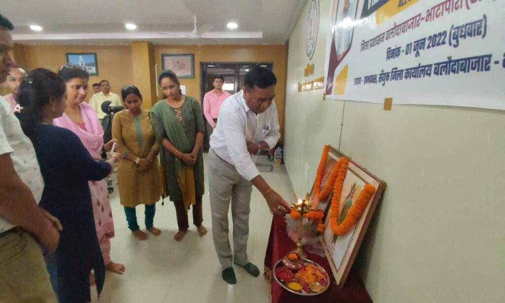 कलेक्टर ने दीप प्रज्वलित कर नव-प्रेरणा कोचिंग सेंटर के द्वितीय सत्र का किया शुभारंभ