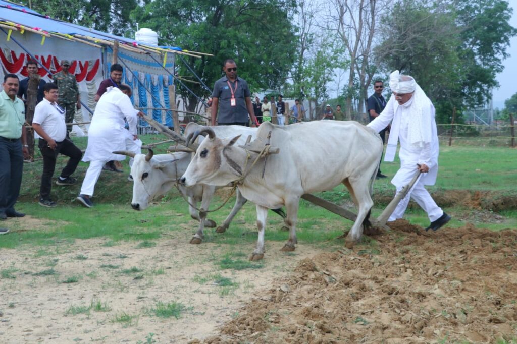 किसान तो आखिर किसान है…  मुख्यमंत्री भूपेश बघेल ने पाराडोल की धरती पर बोया ‘सोनम’ धान