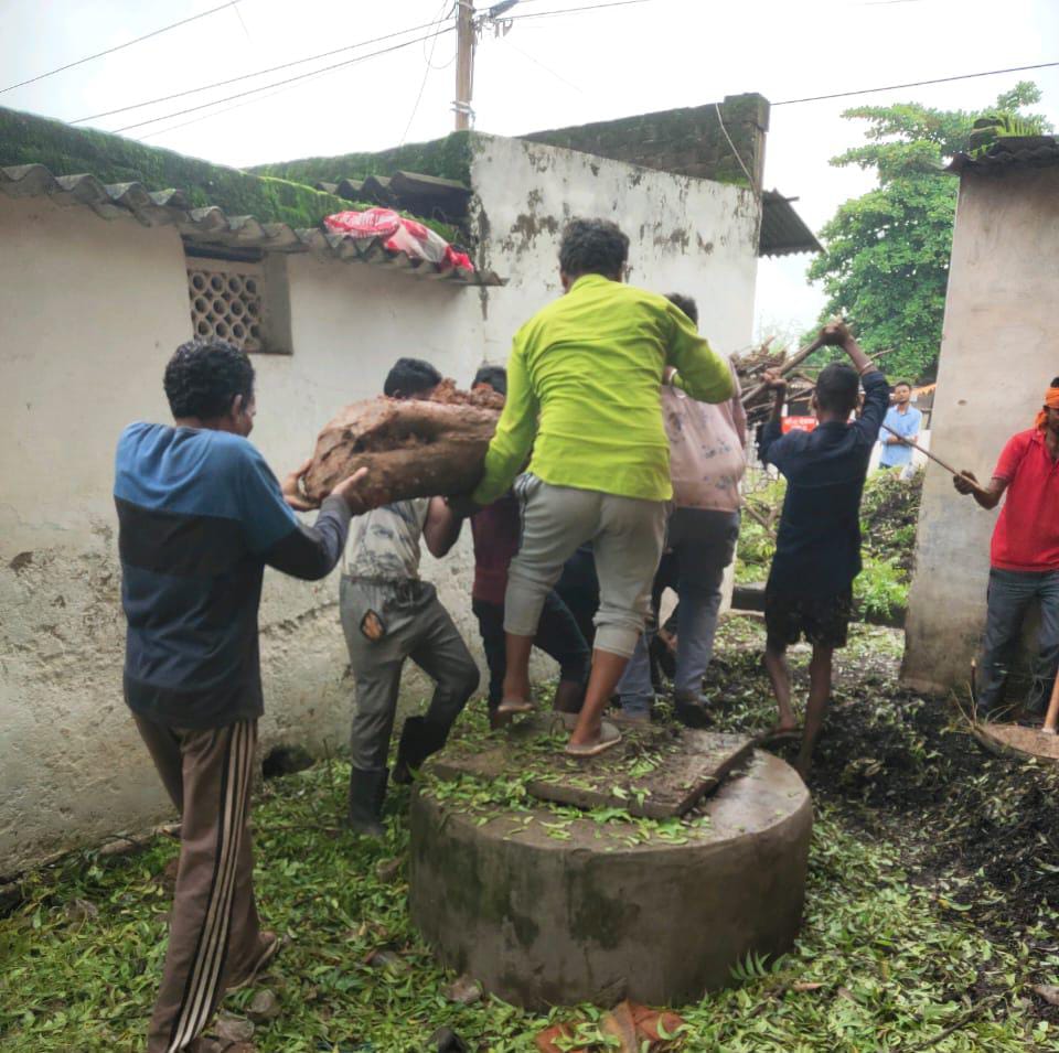 विधायक के निर्देश पर युद्धस्तर पर हो रही खुर्सीपार क्षेत्र के बैकलाइन की सफाई