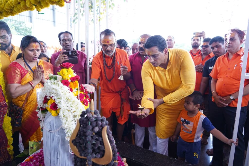 भोलेबाबा की भक्ति में जमकर झूमें विधायक देवेंद्र यादव