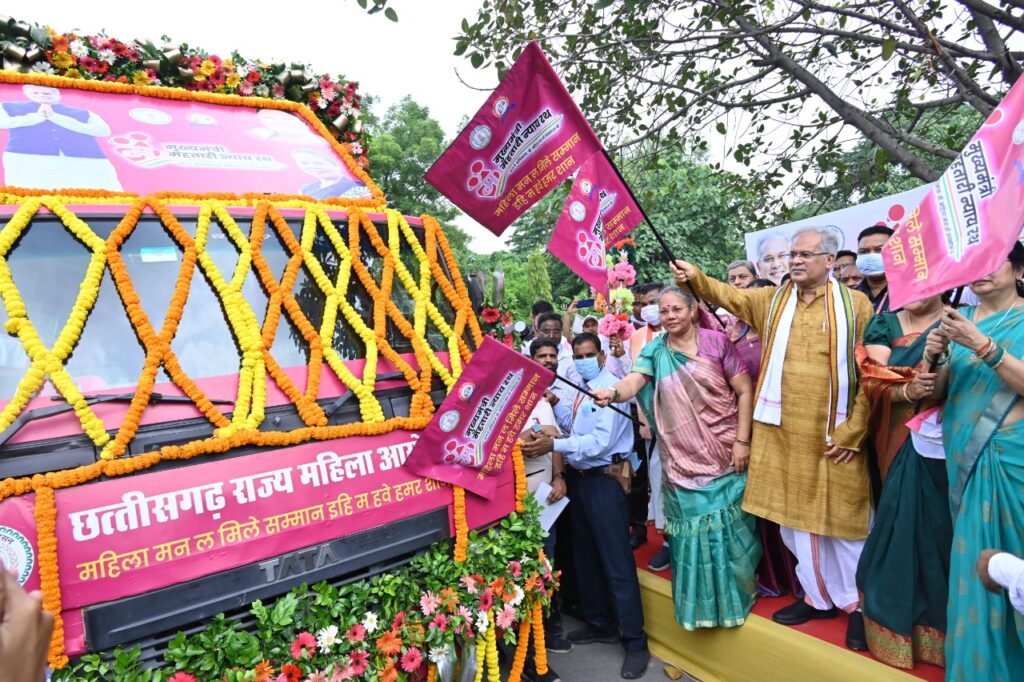 मुख्यमंत्री भूपेश बघेल ने ’मुख्यमंत्री महतारी न्याय रथ’ को हरी झंडी दिखाकर रवाना किया