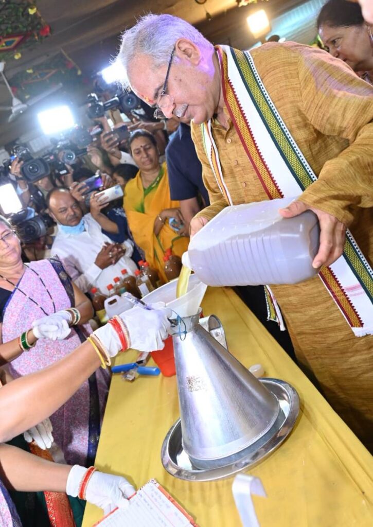 गोमूत्र की बिक्री से मिली राशि को मुख्यमंत्री सहायता कोष में जमा की