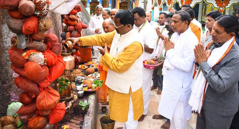 संस्कृति मंत्री भगत ने भगवान भूतेश्वरनाथ की पूजा-अर्चना कर प्रदेशवासियों के सुख समृद्धि के लिए मांगा आशीर्वाद