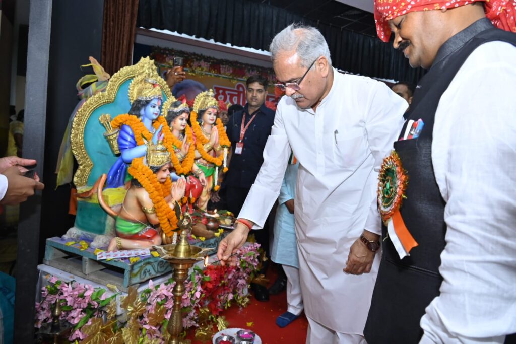 मुख्यमंत्री भूपेश बघेल इंदिरा गांधी कृषि विश्वविद्यालय में आयोजित छत्तीसगढ़ धीवर समाज के महासम्मेलन में शामिल हुए