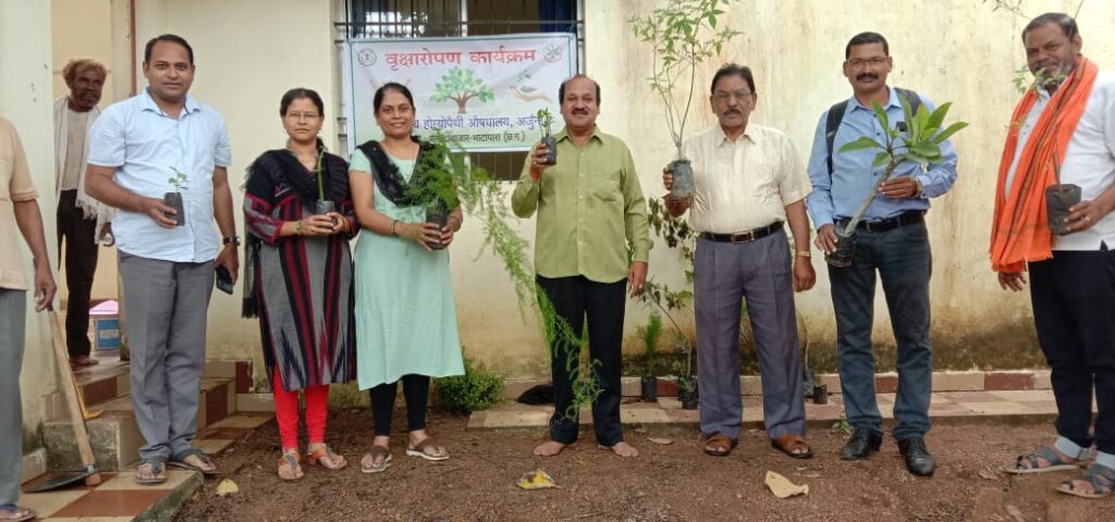 शासकीय होम्योपैथिक औषधालय अर्जुनी में हुआ वृक्षारोपण