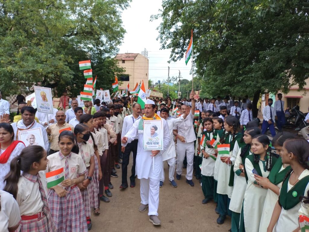 आजादी गौरव यात्रा के माध्यम से देश के स्वतंत्रता सेनानियों व वीर जवानों की गाथा को जन जन तक पहुँचा रहे है विकास उपाध्याय