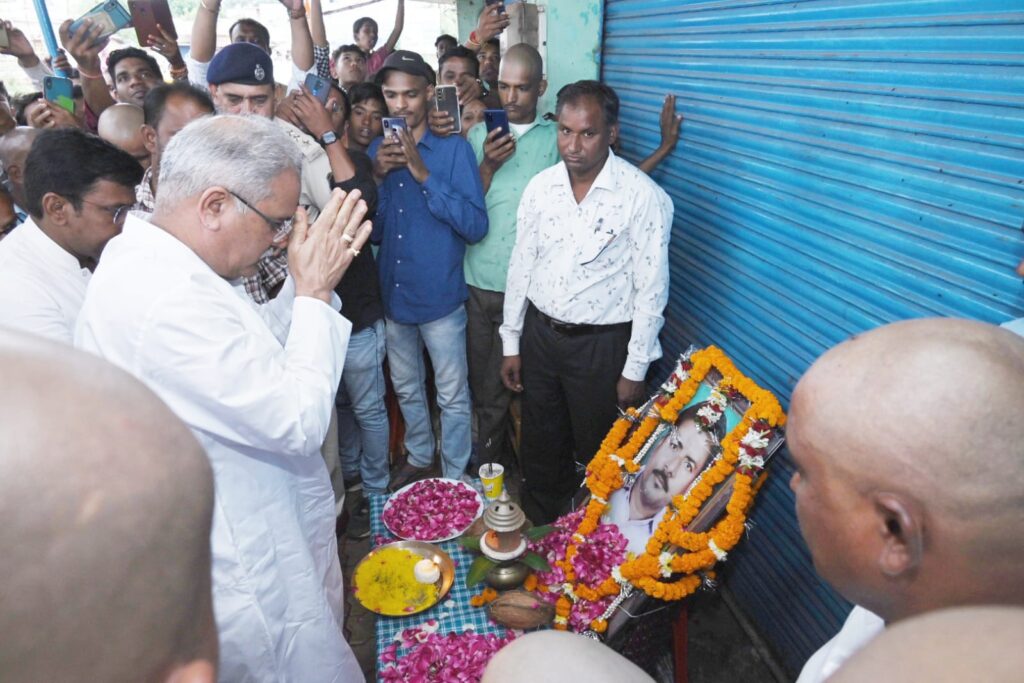 मुख्यमंत्री भूपेश बघेल शामिल हुए स्वर्गीय अशोक सिन्हा के दशगात्र के कार्यक्रम में