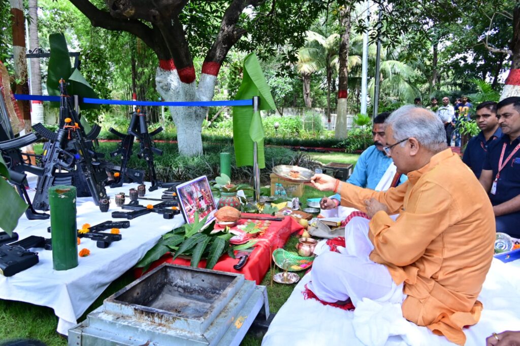 मुख्यमंत्री भूपेश बघेल ने विजयादशमी पर्व पर विधि-विधान एवँ मंत्रोच्चार के बीच की शस्त्र पूजा