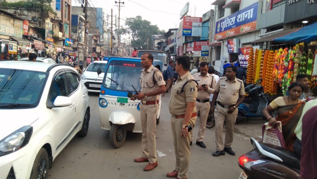 यातायात व्यवस्था को बाधित करने वाले दुकान संचालकों के विरूद्ध की गई कार्यवाही