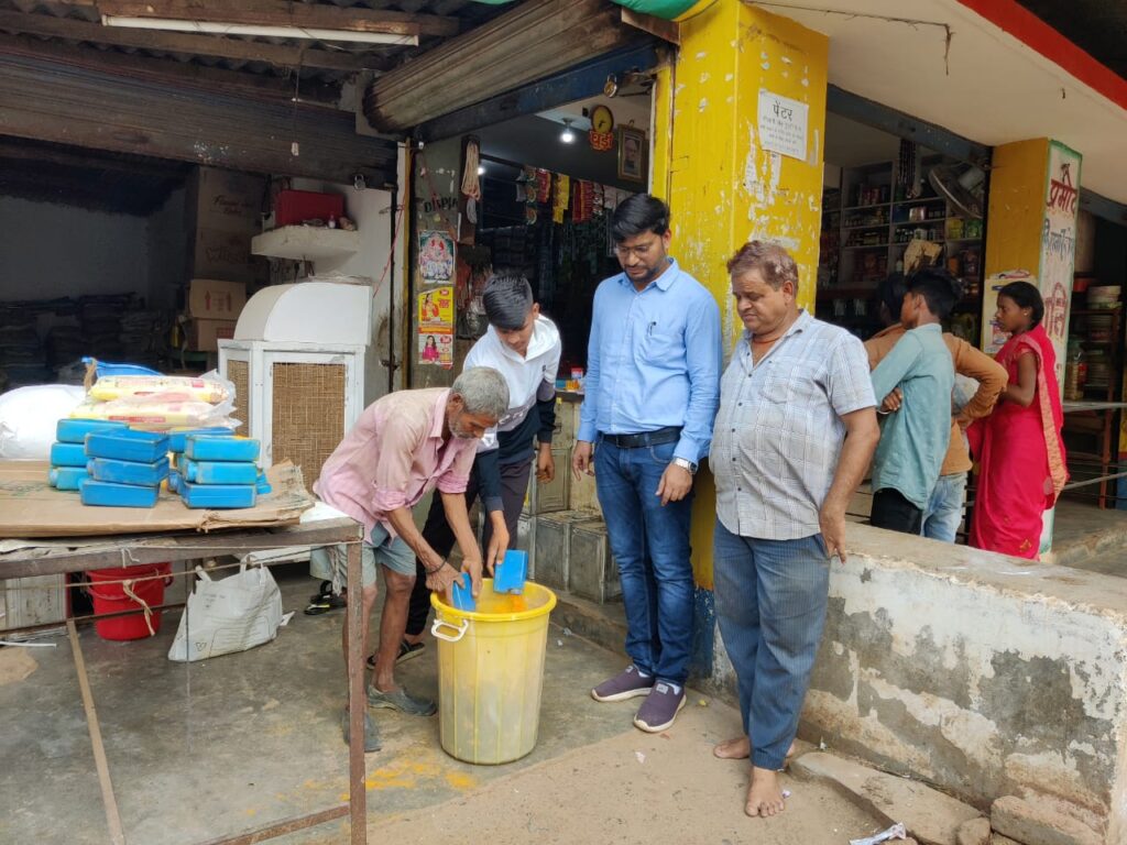 अमानक मिठाइयों पर फूड सेफ्टी विभाग ने दी दबिश,14 दुकानों से 43 अमानक मिठाइयों को जब्त कर किया गया नष्ट,नोटिस जारी