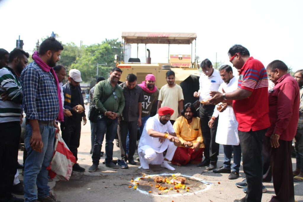 कटोरा तालाब श्याम नगर के कपूर होटल से तारु भाई सिंह चौक तक सड़क डामरीकरण का विधायक कुलदीप जुनेजा ने किया भूमिपूजन