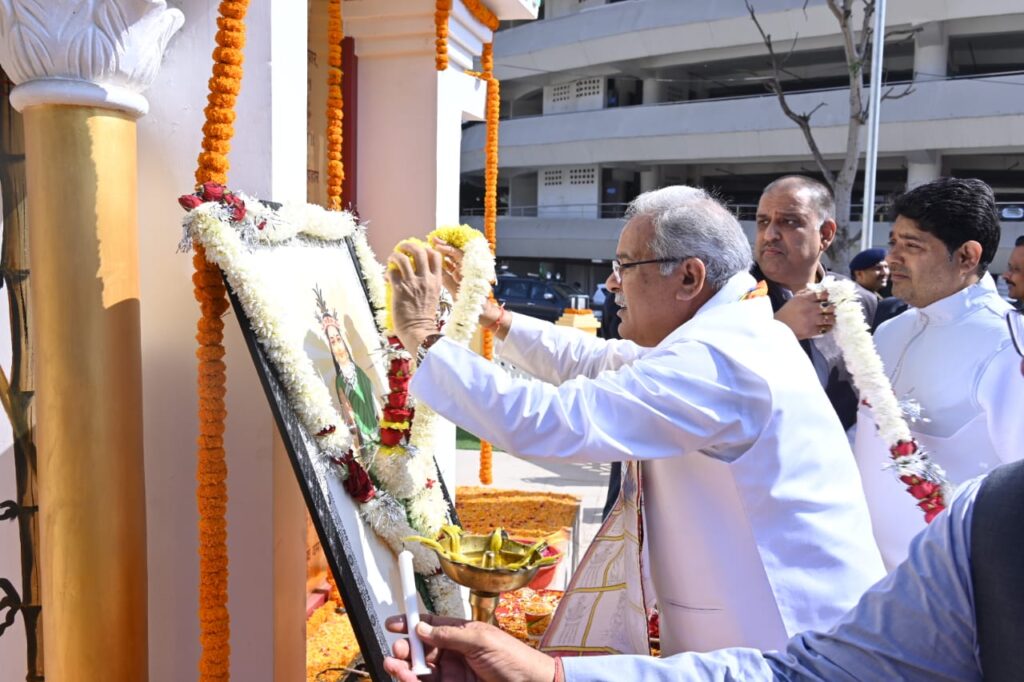 ब्रेकिंग,मुख्यमंत्री भूपेश बघेल ने छत्तीसगढ़ गौरव दिवस के अवसर पर आज यहां कलेक्ट्रेट चौक स्थित ‘छत्तीसगढ़ महतारी’ की प्रतिमा पर पुष्प अर्पित उन्हें नमन किया।