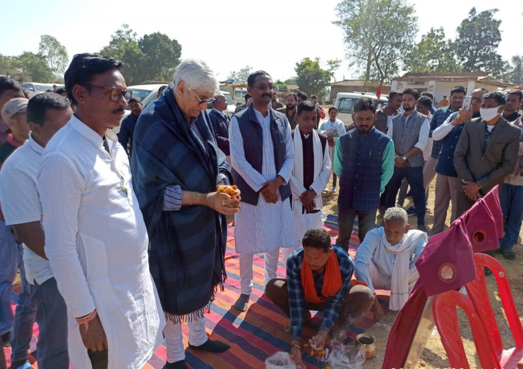 अम्बिकापुर : स्वास्थ्य मंत्री ने किया यात्री प्रतीक्षालय का भूमिपूजन