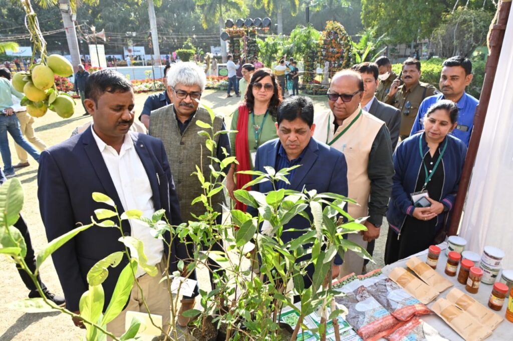 नगरीय प्रशासन मंत्री डॉ. डहरिया ने गांधी-नेहरू उद्यान में आयोजित पुष्प और फल, सब्जी का किया अवलोकन