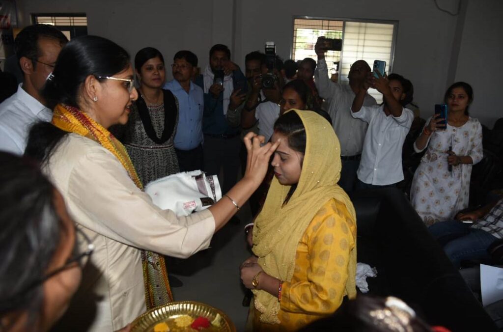 मुख्य निर्वाचन पदाधिकारी छत्तीसगढ़ श्रीमती रीना बाबा साहेब कंगाले ने सरगुजा जिले के विभिन्न मतदान केंद्रों का किया सघन निरीक्षण