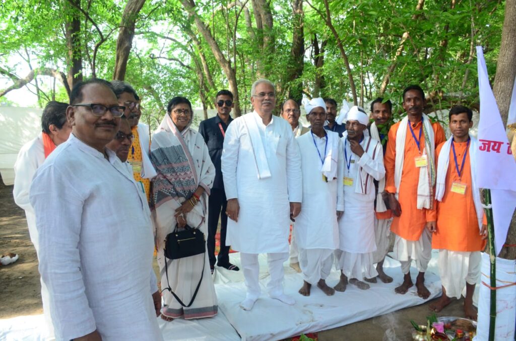 मुख्यमंत्री श्री भूपेश बघेल ने विधानसभा क्षेत्र रामपुर के ग्राम कुदमुरा में ठाकुरदेव का किया दर्शन