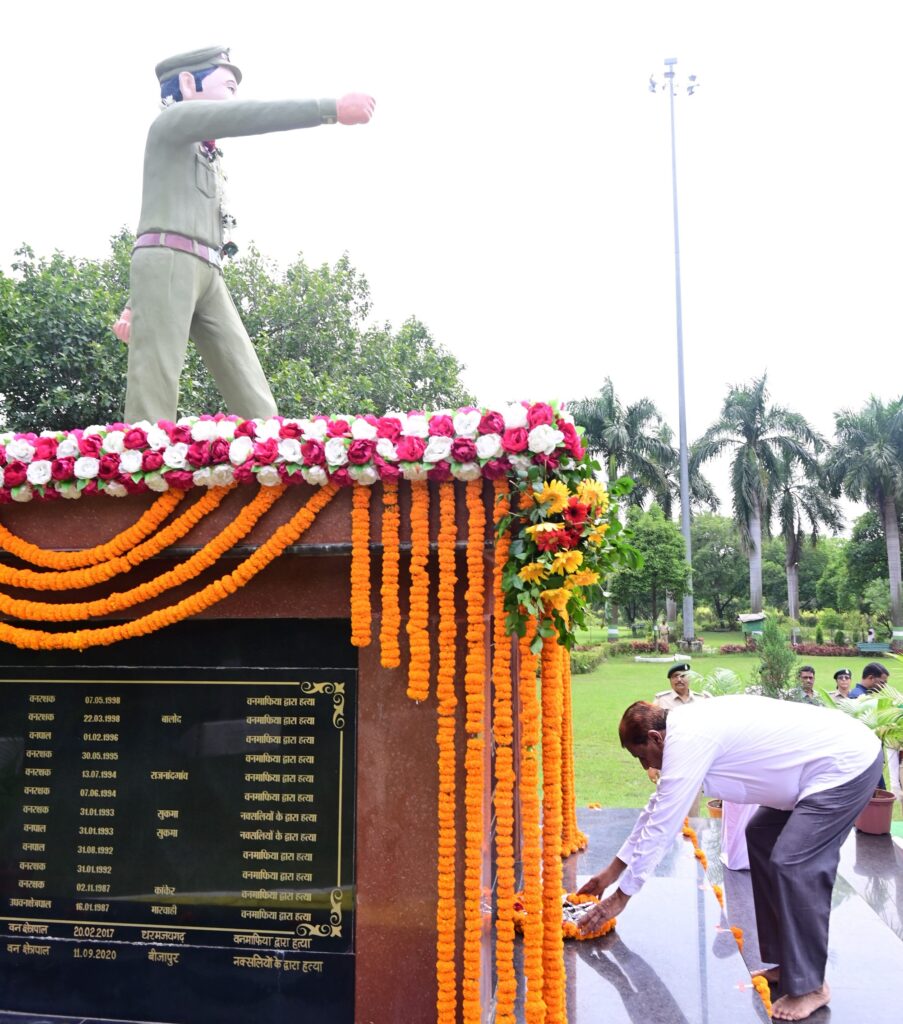 वन मंत्री श्री अकबर ने वन शहीद स्मारक में पुष्प चक्र अर्पित कर दी श्रद्धांजलि