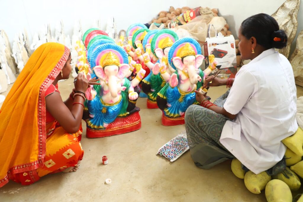 सफलता की कहानी:चन्द्रहासिनी समूह की दीदियों द्वारा निर्मित इकोफ्रेंडली गणपति विराजेंगे इस बार घरों और पंडालों में