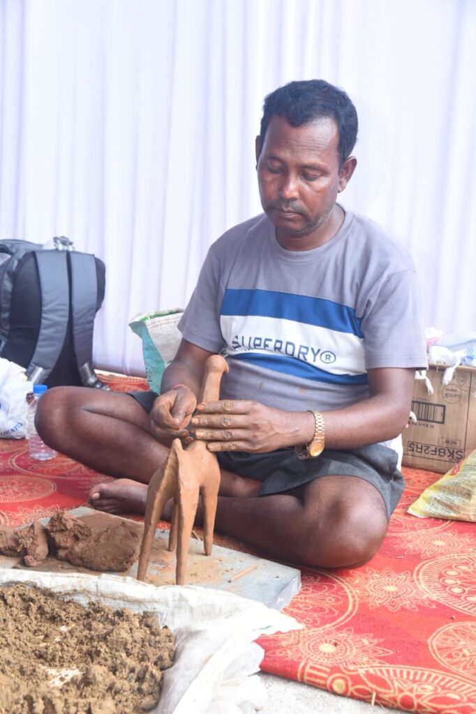 आदिवासी लोक कला अकादमी की घड़वा कला कार्यशाला शुरू