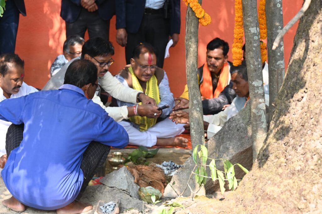 मुख्यमंत्री श्री विष्णु देव साय और उनकी धर्मपत्नी श्रीमती कौशल्या साय ने बंदरचुवा के पास तुर्री पहुंचकर कुल देवता का किया दर्शन