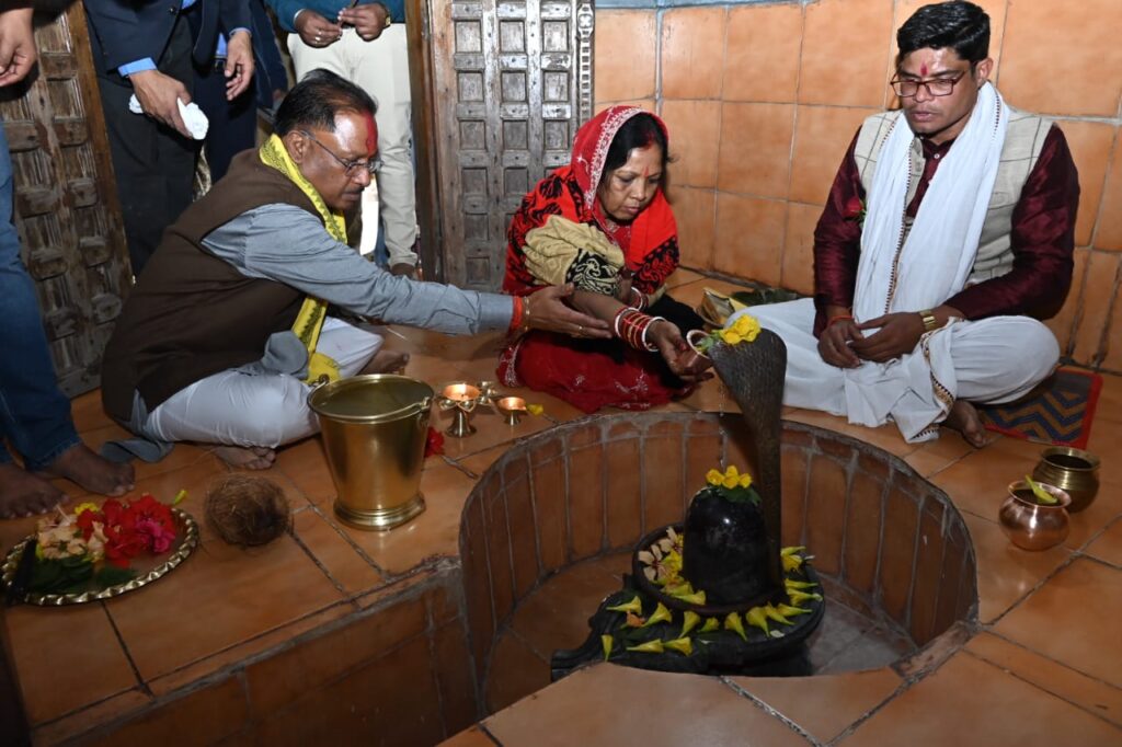 मुख्यमंत्री श्री विष्णुदेव साय रायगढ़ जिले के ग्राम भुईयापानी में भगवान शिव और बजरंगबली के दर्शन के लिए पहुंचे