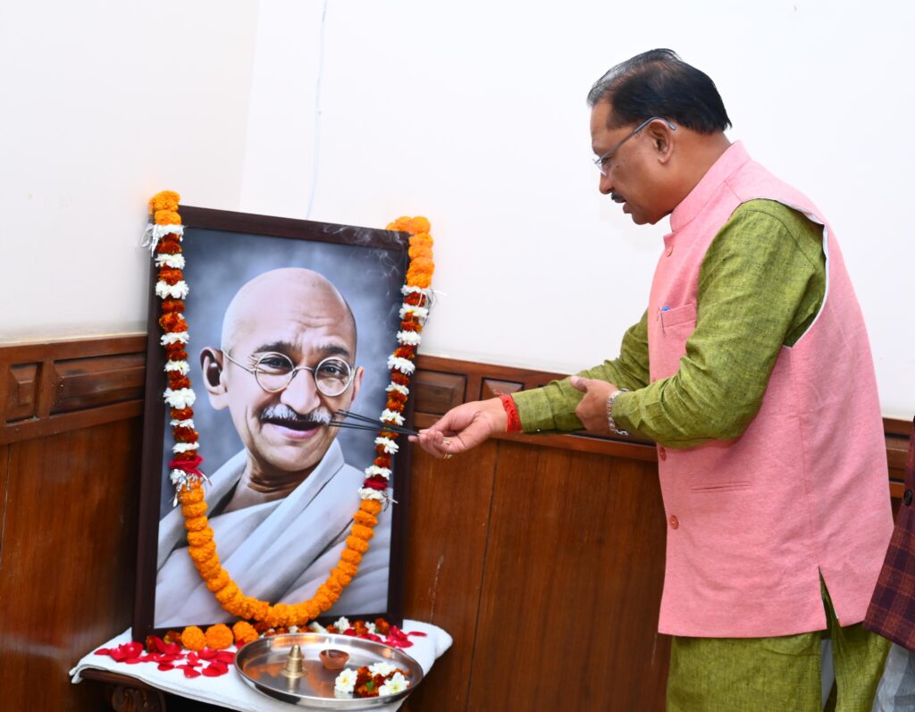 मुख्यमंत्री श्री विष्णु देव साय ने राष्ट्रपिता महात्मा गांधी की पुण्यतिथि पर उन्हें किया नमन