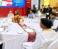 नीति आयोग की बैठक में लंच के दौरान मुख्यमंत्री विष्णुदेव साय प्रधानमंत्री के साथ भोजन करते हुए