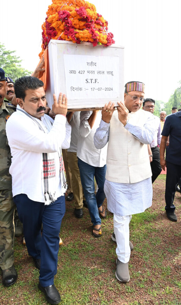 मुख्यमंत्री श्री विष्णु देव साय और उप मुख्यमंत्री श्री विजय शर्मा ने शहीद जवान के पार्थिव शरीर को कांधा देकर शहीद के निवास रायपुर-सड्डू के लिए किया रवाना