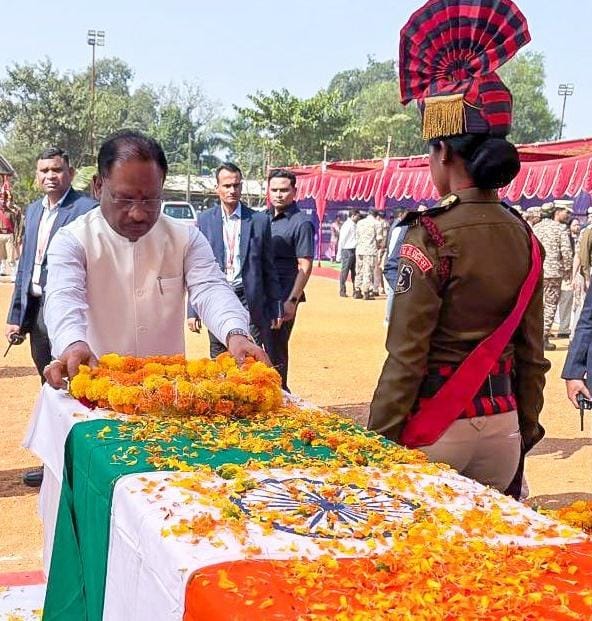 मुख्यमंत्री श्री विष्णुदेव साय ने शहीद जवानों को पुष्पचक्र अर्पित कर दी भावभीनी श्रद्धांजलि