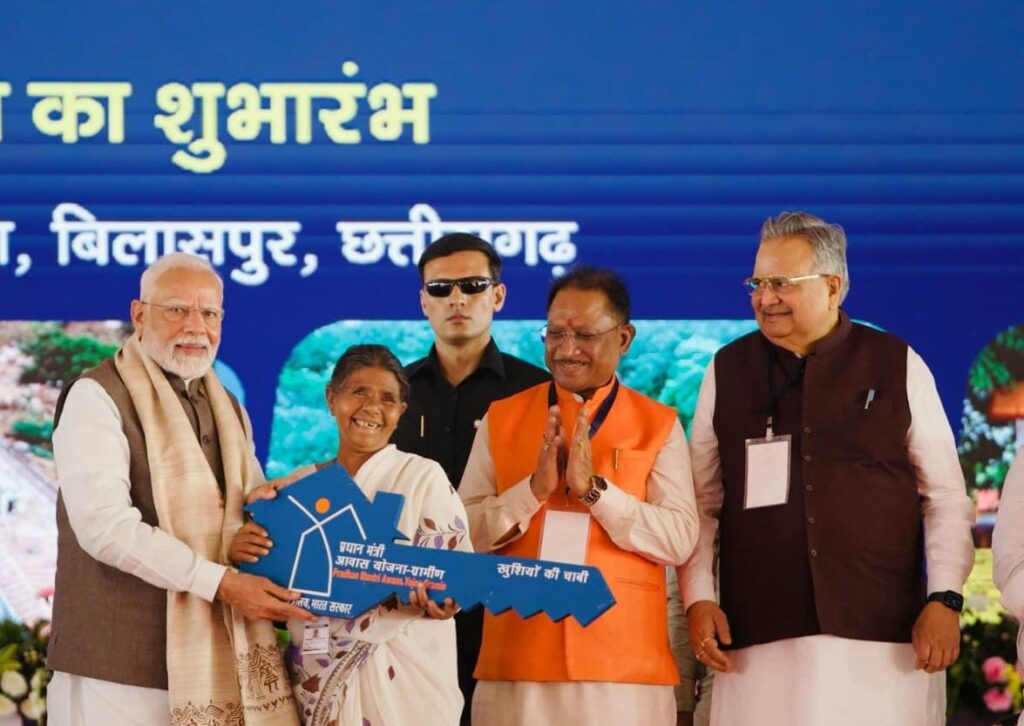 ‘पक्का मकान बन गया है?’ – प्रधानमंत्री श्री नरेंद्र मोदी के सवाल पर मुस्कराए दल्लु राम बैगा, कहा – “हां, बन गया है”