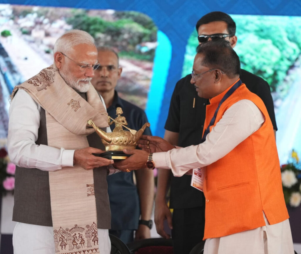 छत्तीसगढ़ की सांस्कृतिक पहचान और महिला सशक्तिकरण का प्रतीक भेंट : मुख्यमंत्री श्री विष्णुदेव साय ने प्रधानमंत्री श्री नरेंद्र मोदी को भेंट किया बिलासा देवी केवट का मोमेंटो