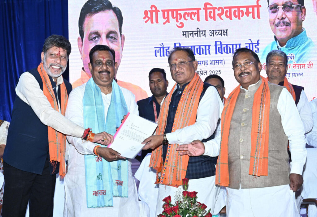 मुख्यमंत्री श्री विष्णु देव साय लौह शिल्पकार विकास बोर्ड के नवनियुक्त अध्यक्ष के पदभार ग्रहण कार्यक्रम में हुए शामिल