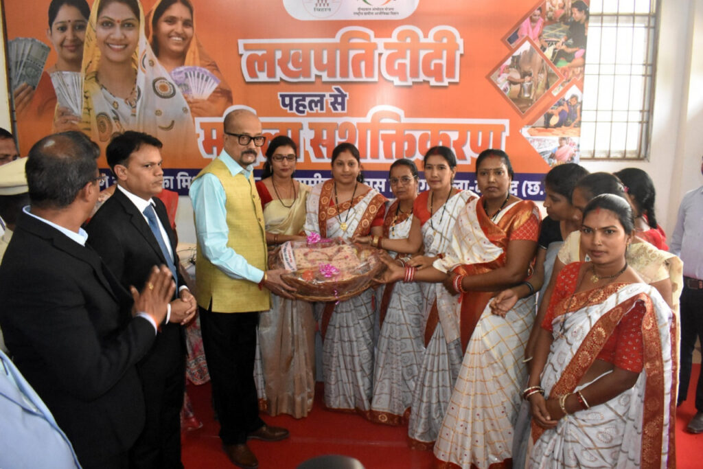 राज्यपाल श्री डेका ने किया दिव्यांगों को इलेक्ट्रिक व्हील चेयर और हितग्राहियों को चेक का वितरण