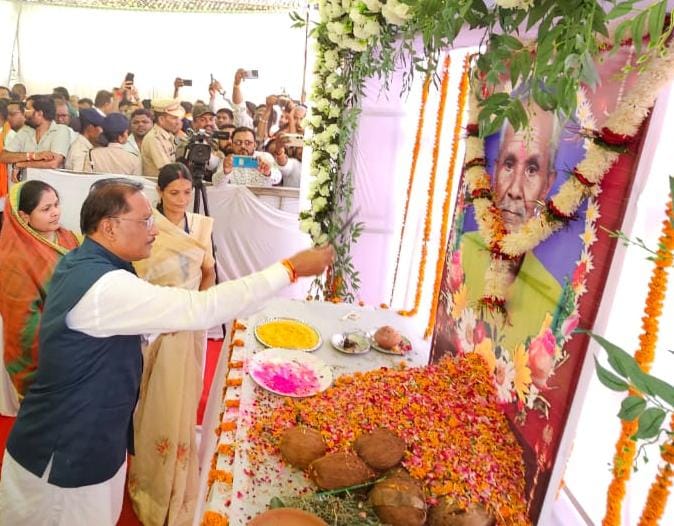 मुख्यमंत्री श्री साय ने स्व. श्री मोहन कुंभकार को दी श्रद्धांजलि